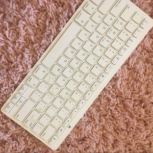 White bluetooth keyboard